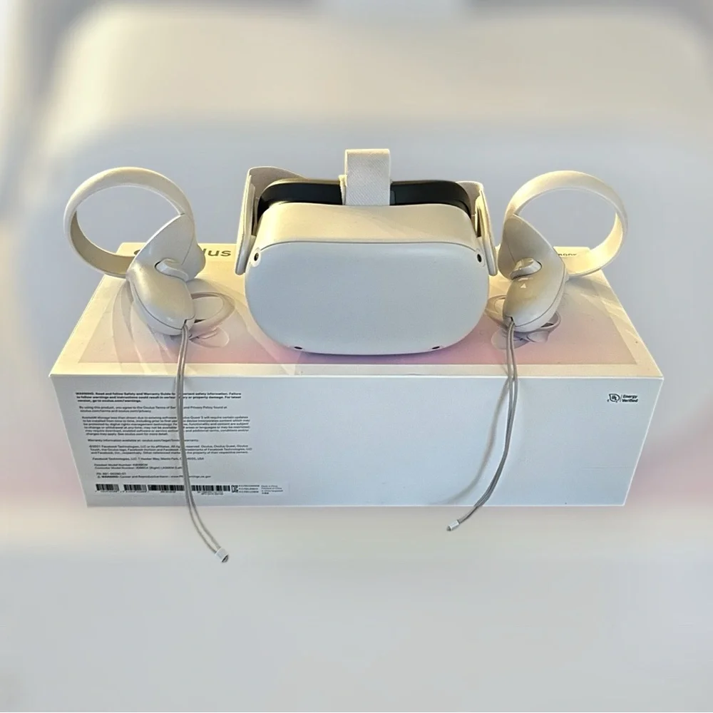 Oculus White Standalone VR Headset with Touch Controllers